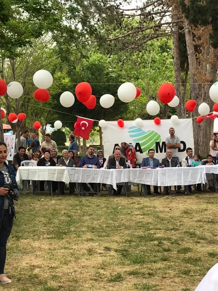 Şenliğin açılışında protokol masası ve ANAMED pankartı